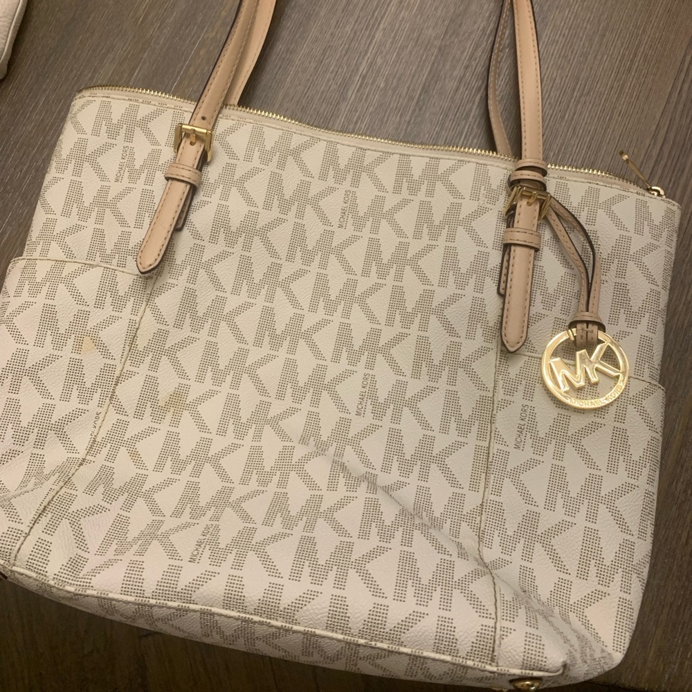 A beautiful Michael Kors purse